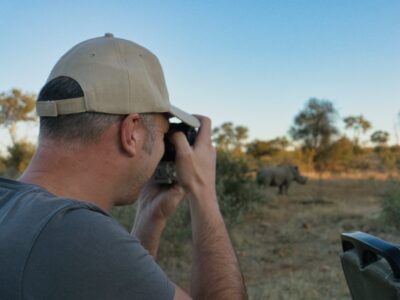 - The Travel Captains Fotoreis Zuid-Afrika - kruger national park - Fotograaf met neushoorn